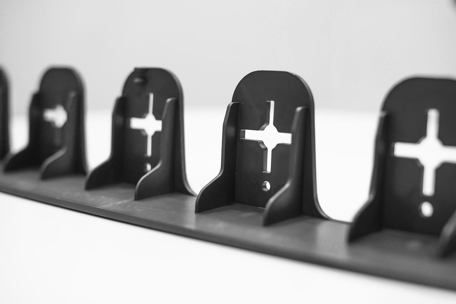 Sort plast kabelholder til vægmontering