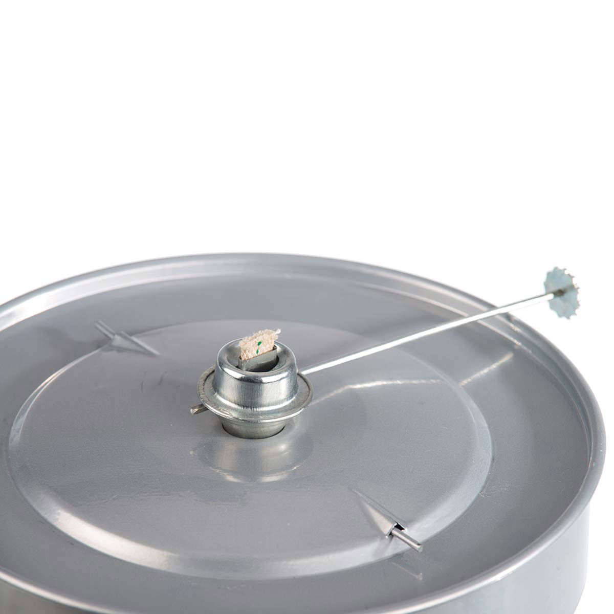 Rundt metal låg med vægeholder til olielampe