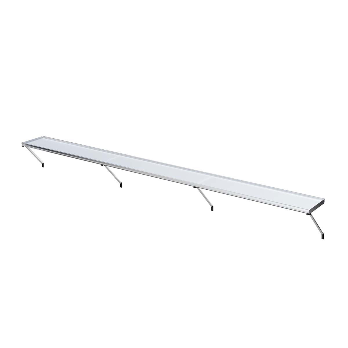 Lang hvid bænk med metalstel og ben