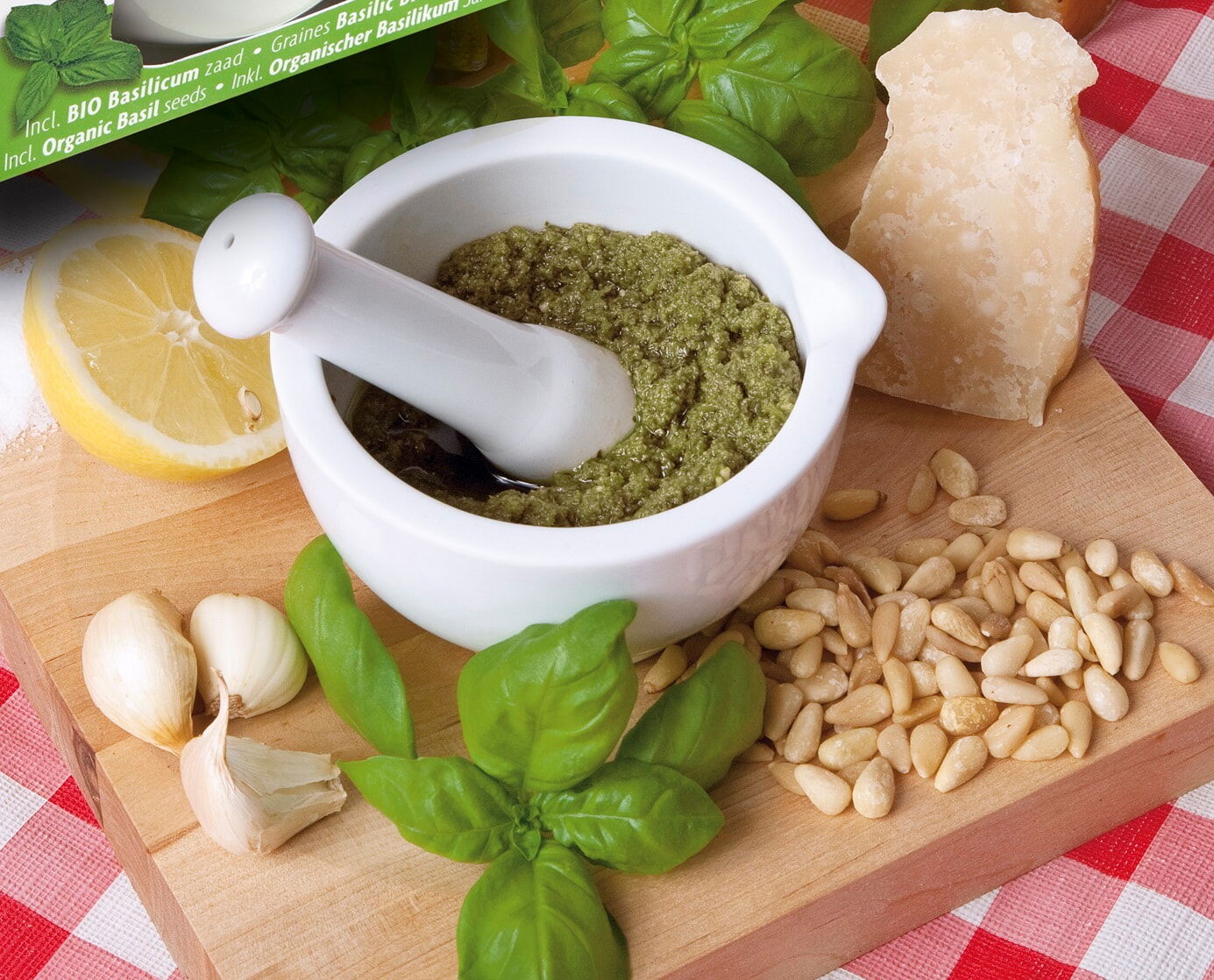 Morter med basilikumpesto, pinjekerner og parmesan