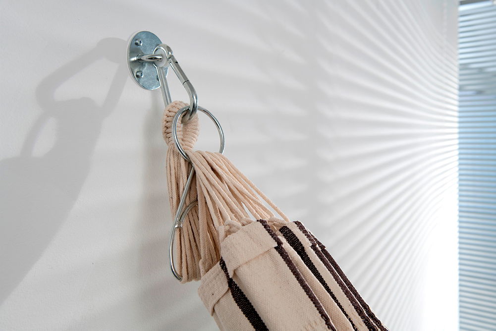 Stærkt vægbeslag med karabiner til hængekøje