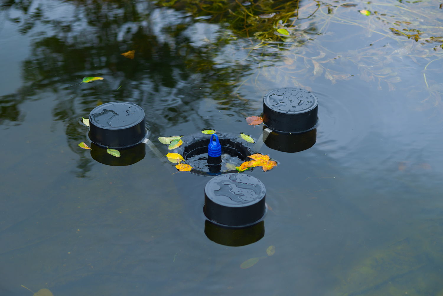 Flydende skimmer, der fjerner blade fra havedam