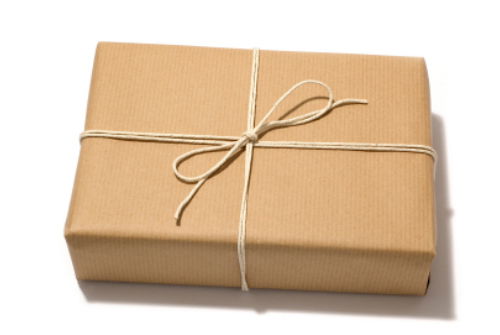Rektangulær gave indpakket i brunt papir med snor
