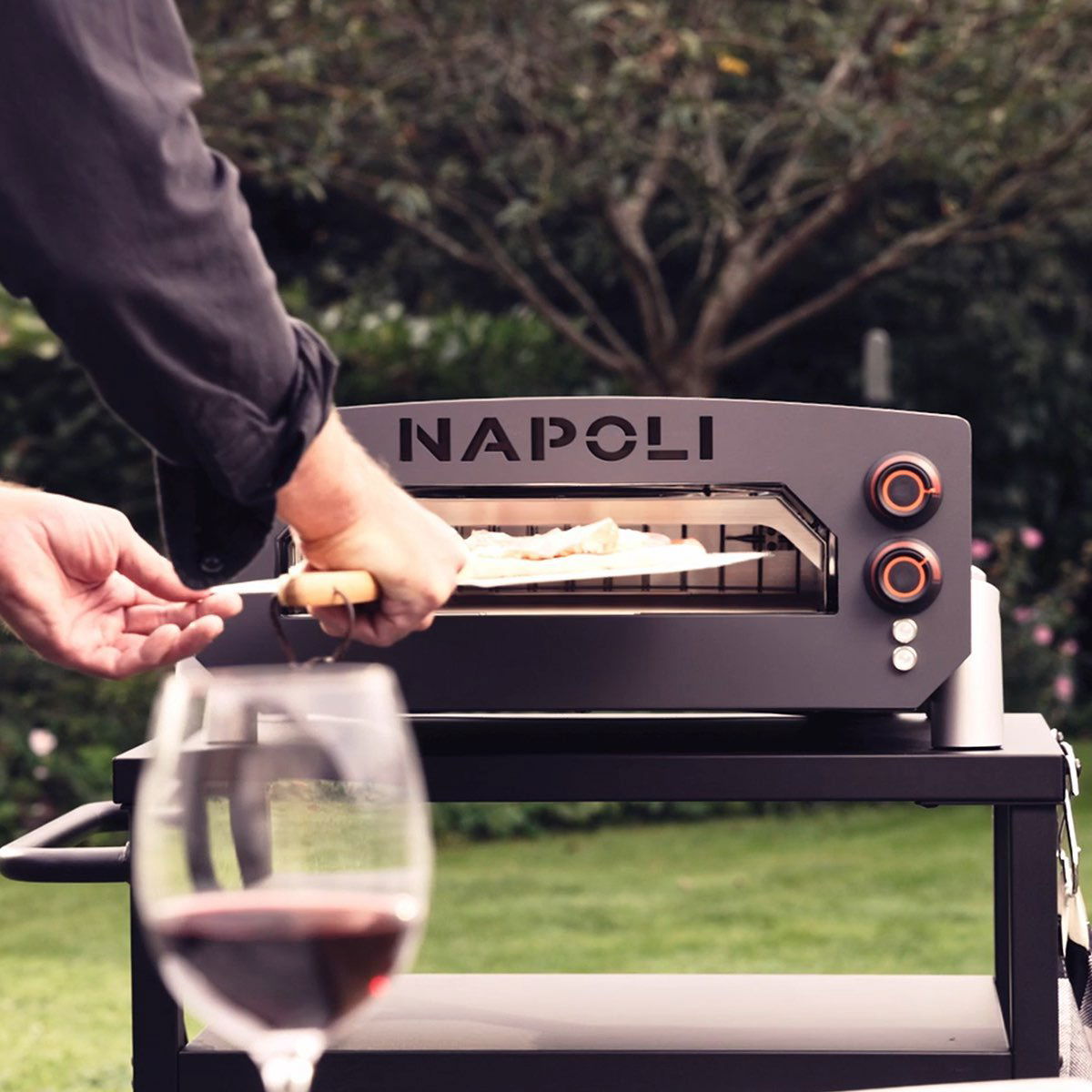 Mand bager pizza i Napoli udendørs pizzaovn