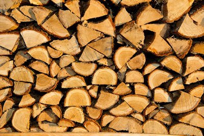 Tæt stablet brænde