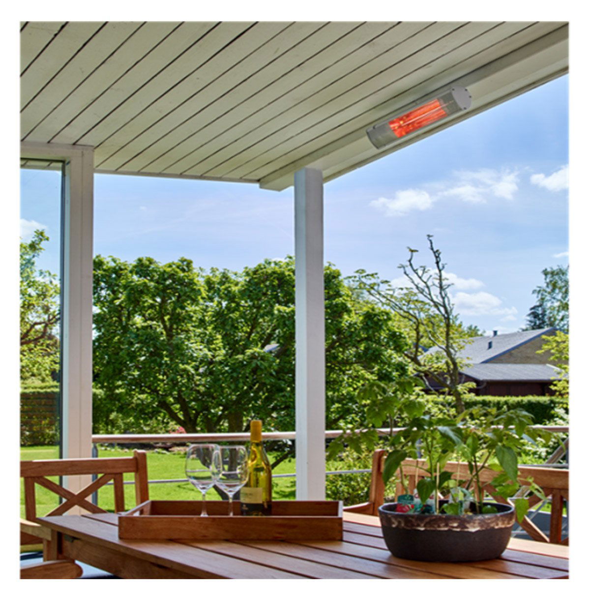 Loftmonteret terrassevarmer over hyggelig træterrasse