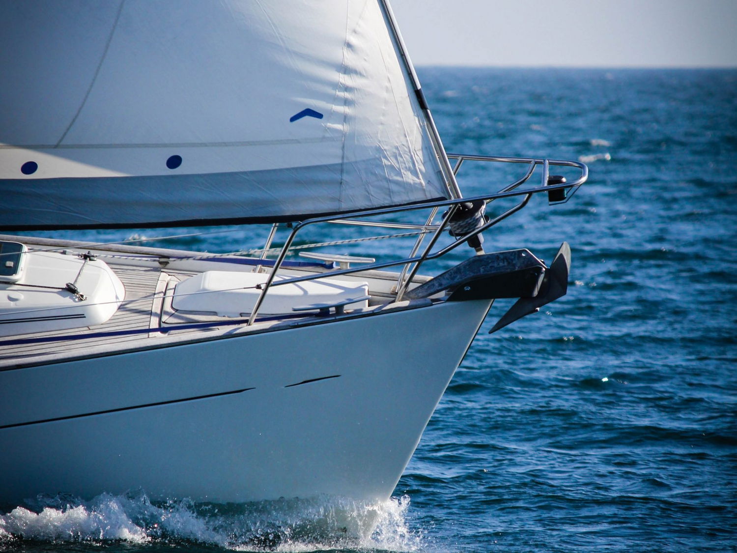 Stævnen af en moderne sejlbåd på havet