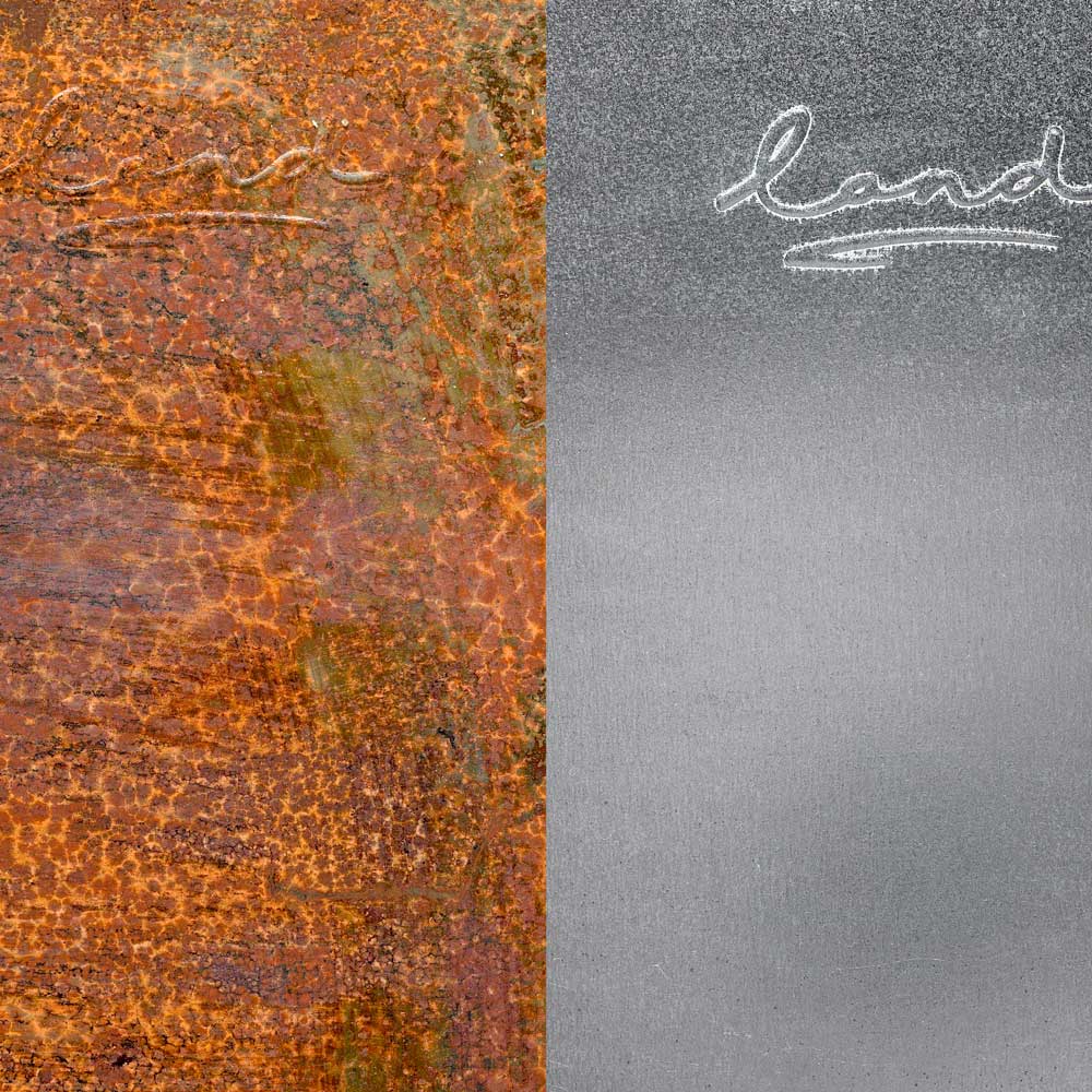 Abstrakt vægbillede med ruststruktur og grå metalflade