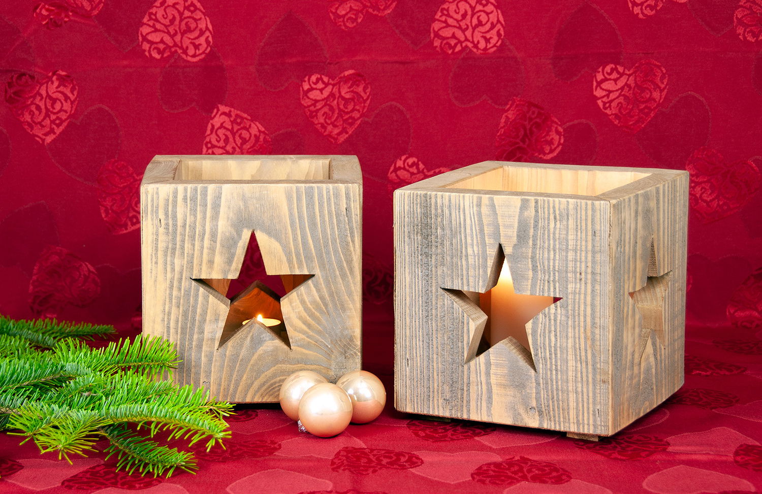 To træ fyrfadsstager med stjerner og julepynt