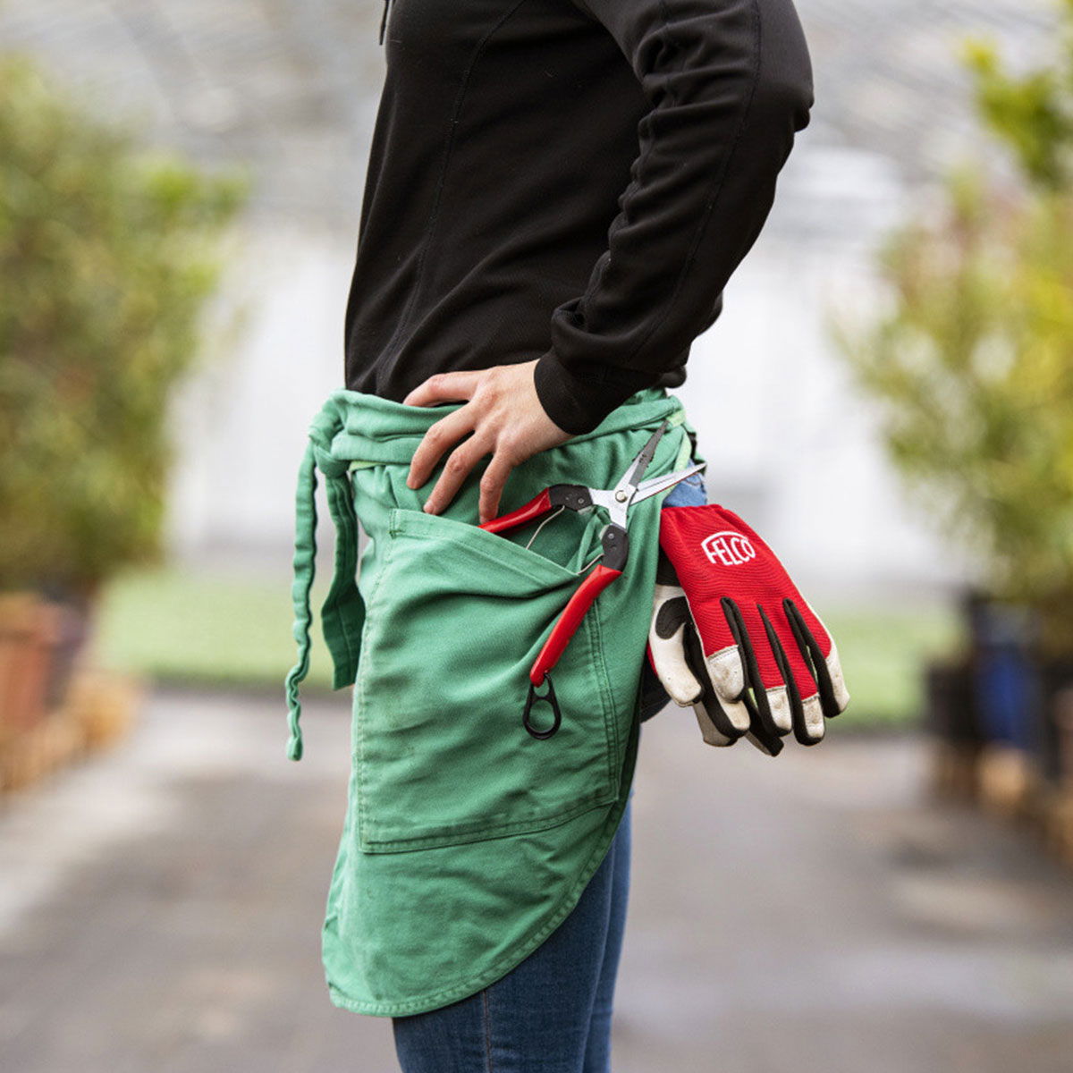 Grønt haveforklæde med lommer og håndredskaber