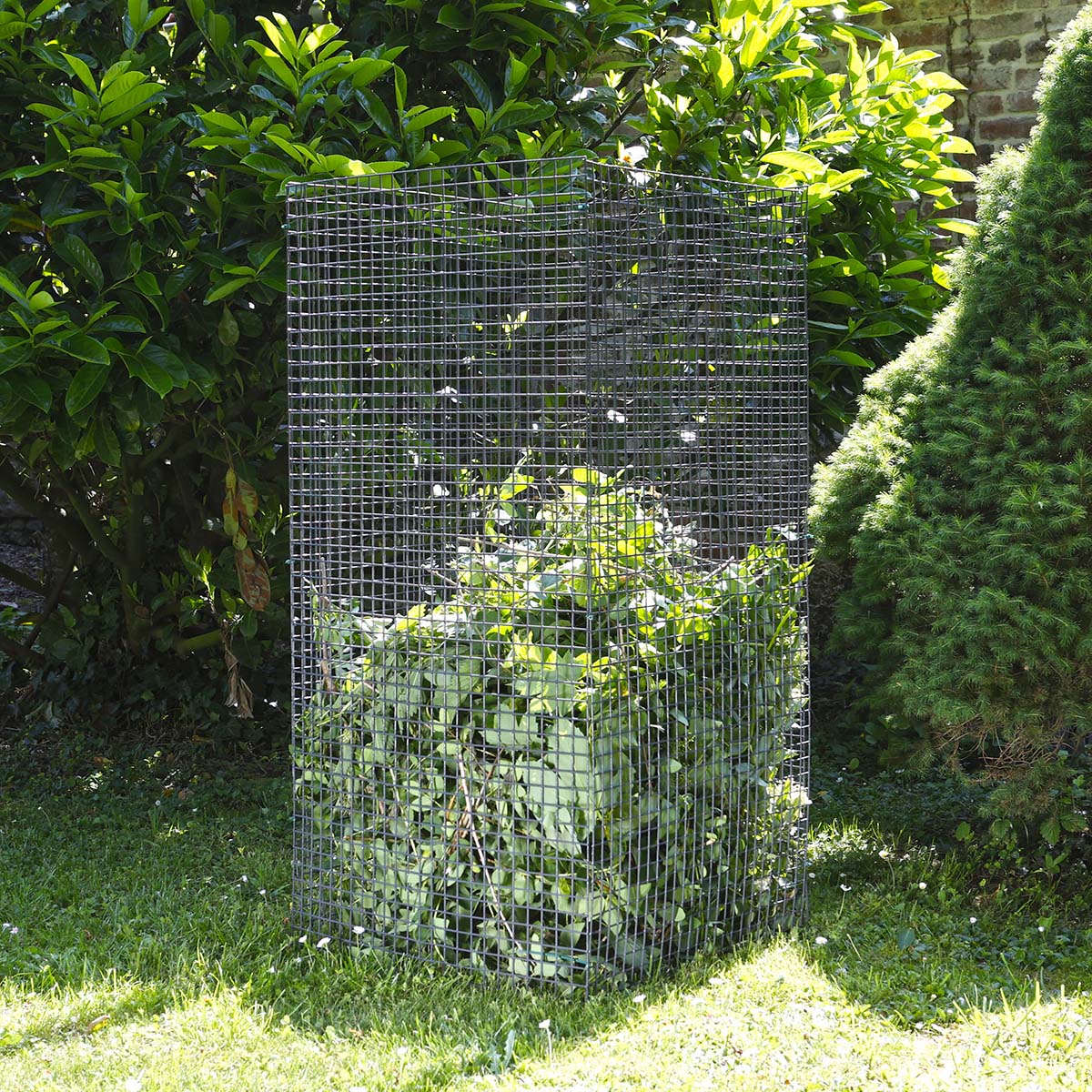 Rektangulær trådkompostbeholder i grøn have