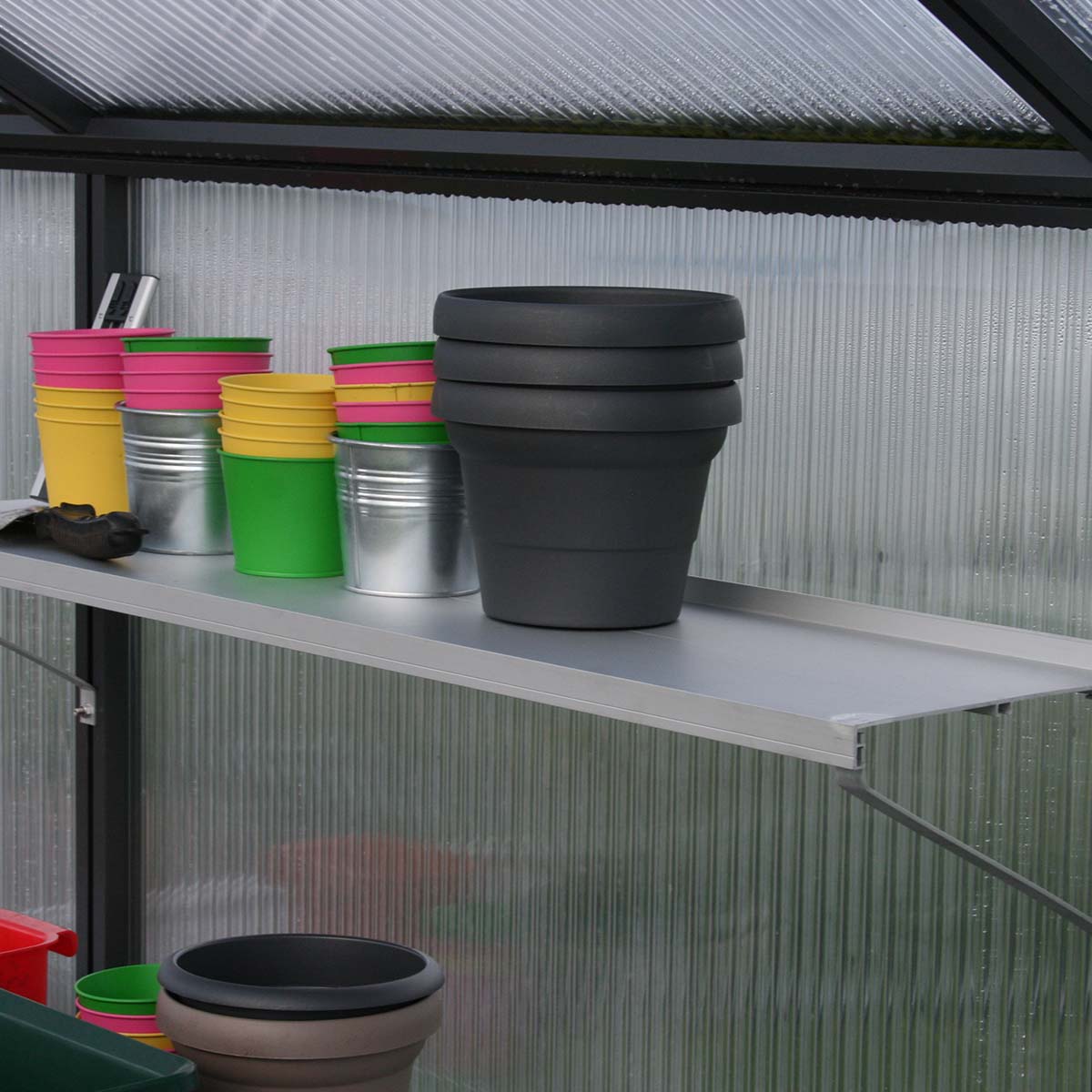 Universal hængehylde i aluminium, ca. 0,25 m dyb, ca. 1,0 m bred