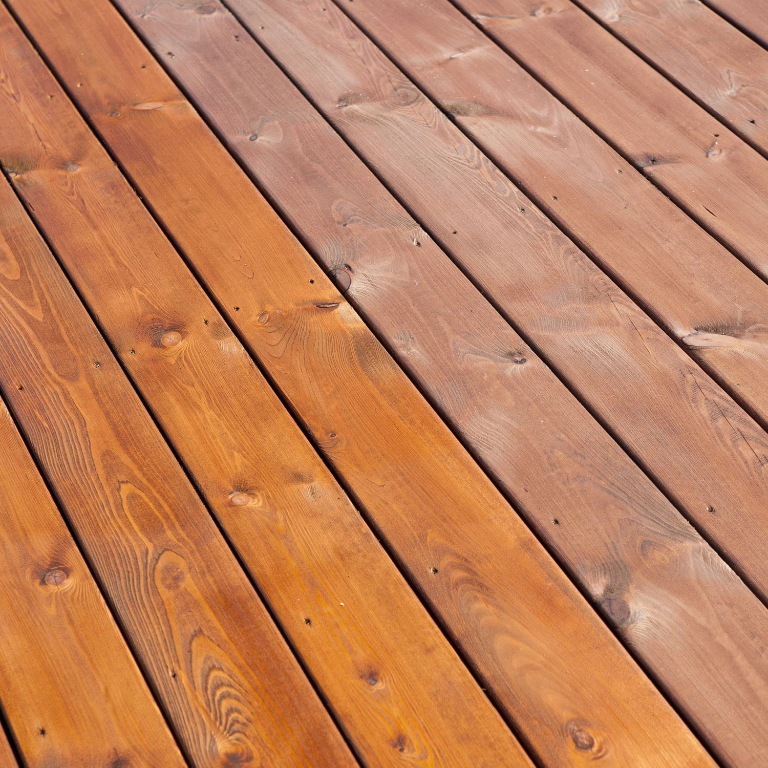 Close-up af træterrasse med brædder i varme toner