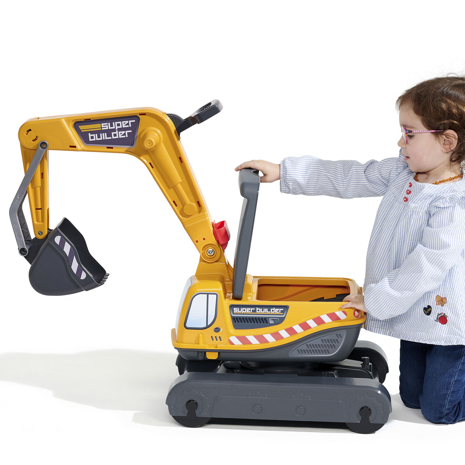 Barn leger med gul legetøjsgravemaskine på bælter
