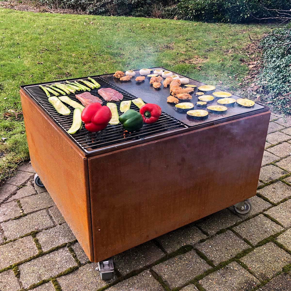 Havegrill i cortenstål fyldt med kød og grønt