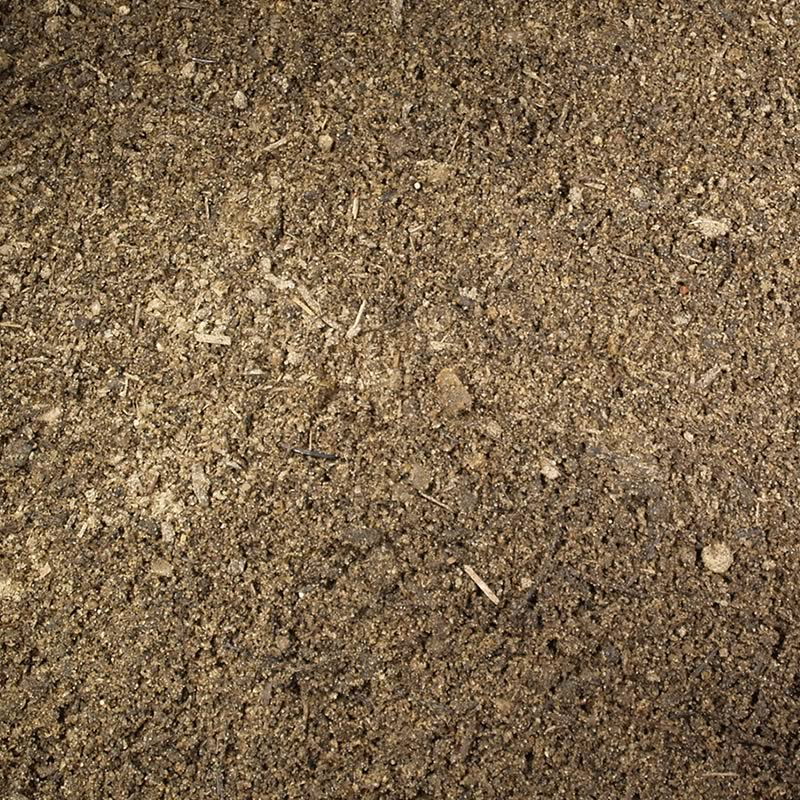 Brun muldjord klar til plantning i haven