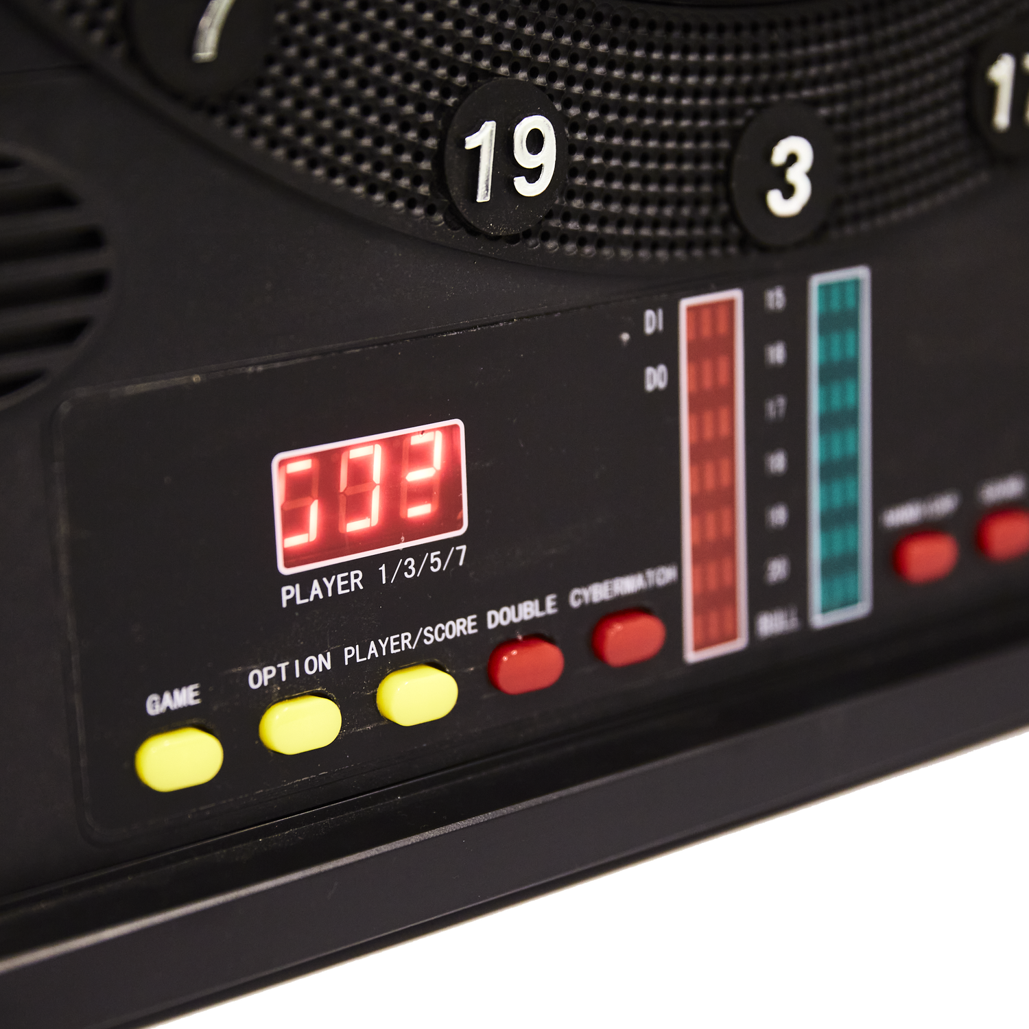 Nærbillede af elektronisk dartskive med display og knapper