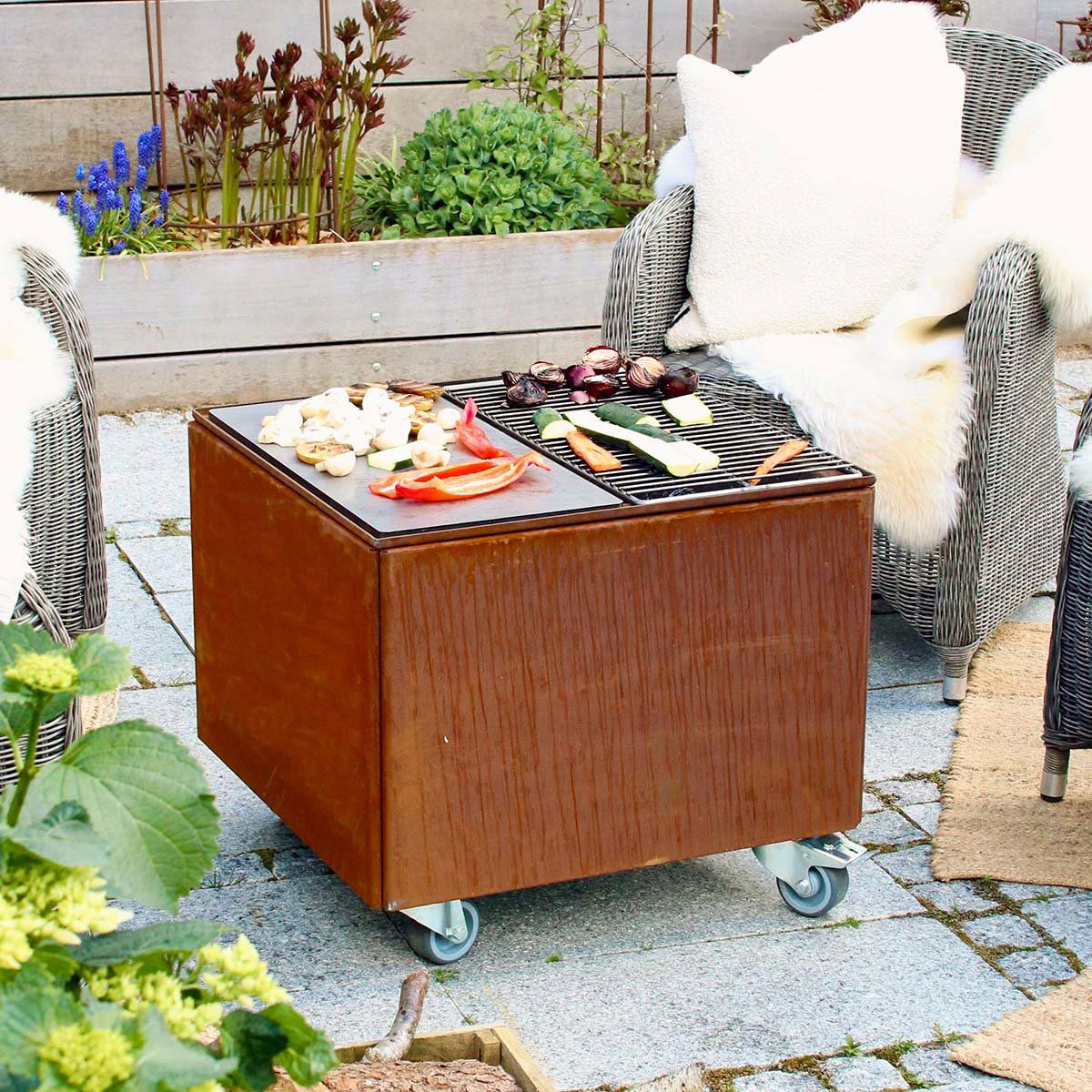 Udendørs mobil grillboks i stål med grøntsager på risten