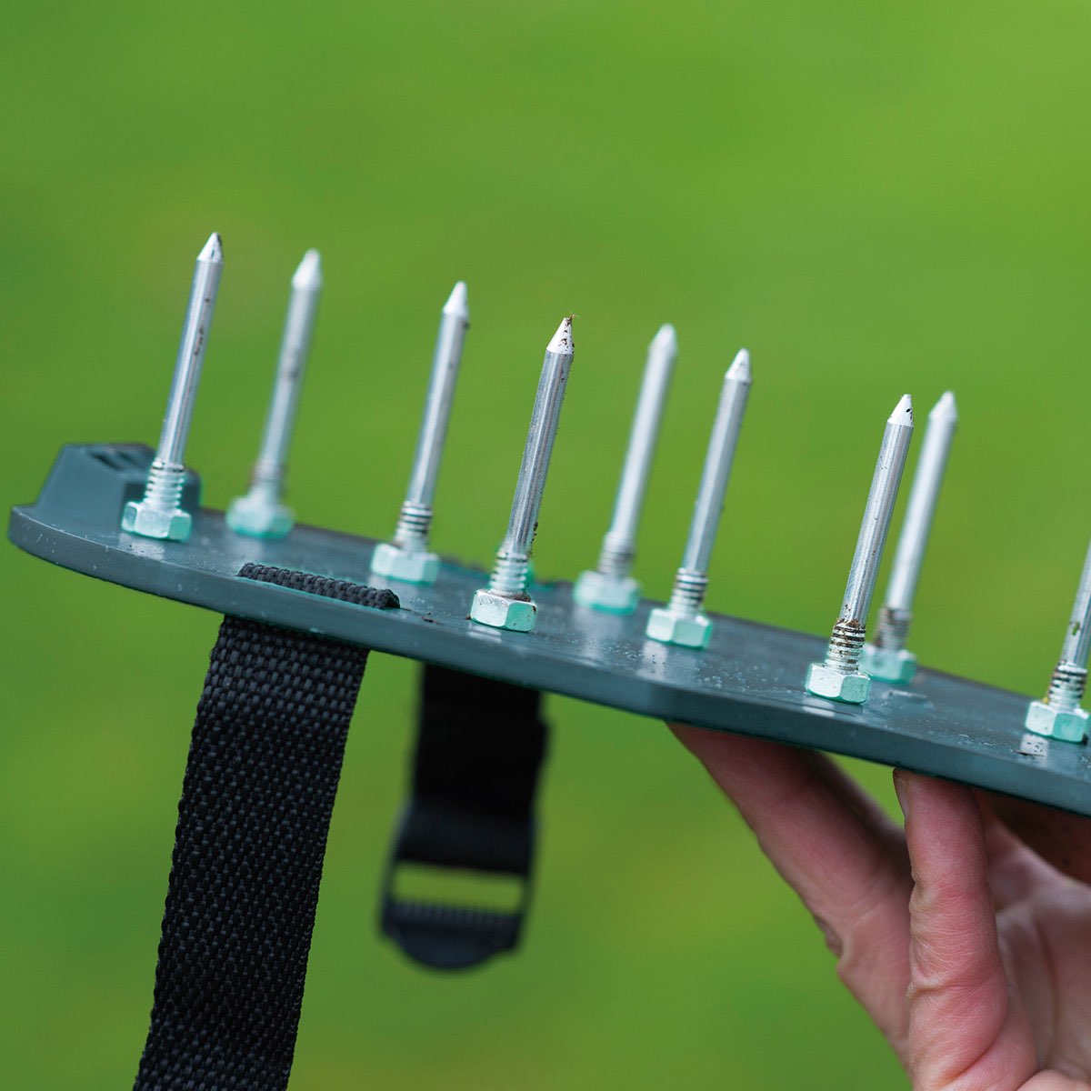 Nærbillede af plænelufter sandal med pigge