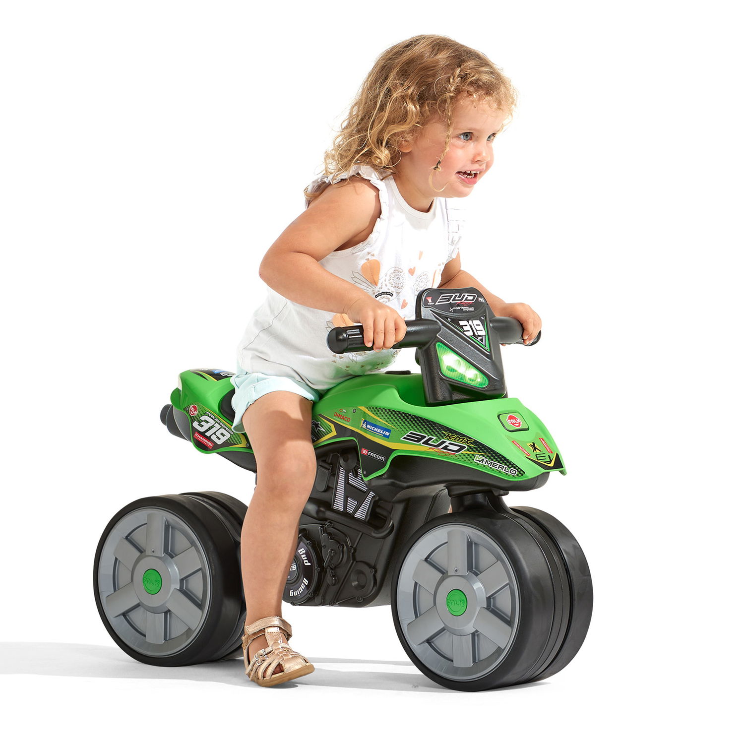 Barn kører på grøn løbecykel med brede hjul