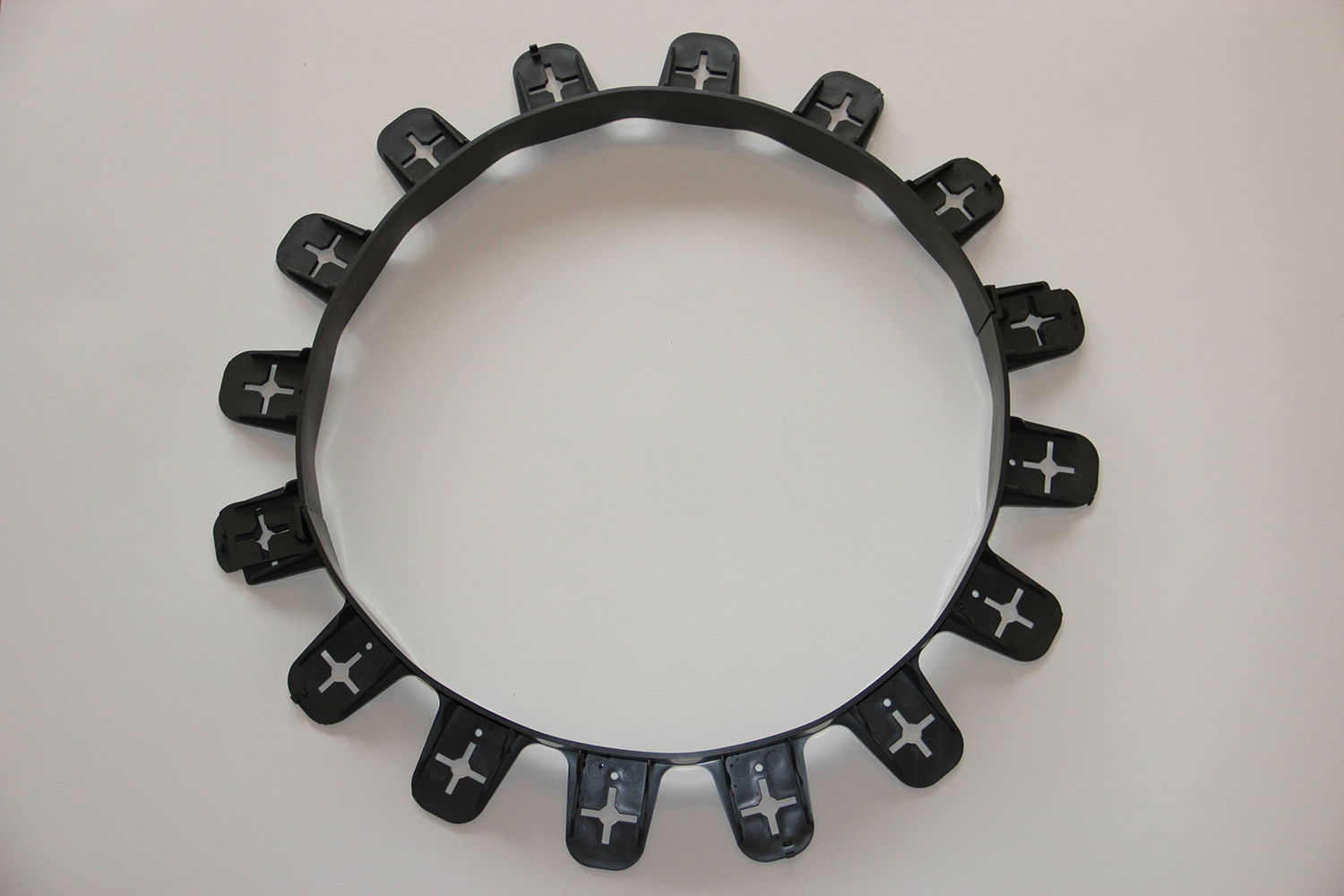 Rund sort plastramme med jordspyd til bedkant