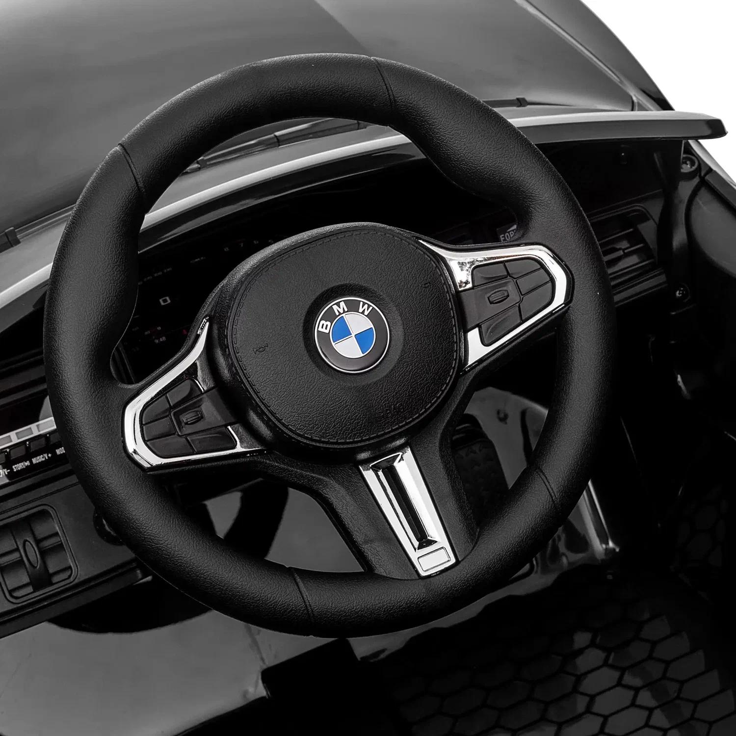 BMW M4 elbil til børn – NORDIC PLAY Speed sort, ratt og instrumentpanel Nærbillede af ratt og instrumentpanel på sort BMW M4 elbil til børn fra NORDIC PLAY Speed, officielt licenseret model med MP3, Bluetooth, fjernbetjening og 2 x 10,8V motor