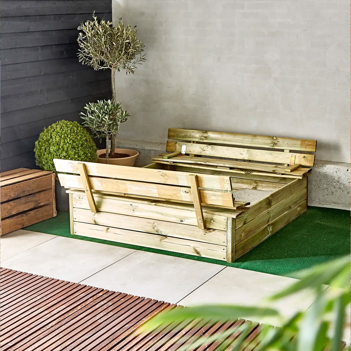 Rektangulær træsandkasse med låg, der bliver til bænke