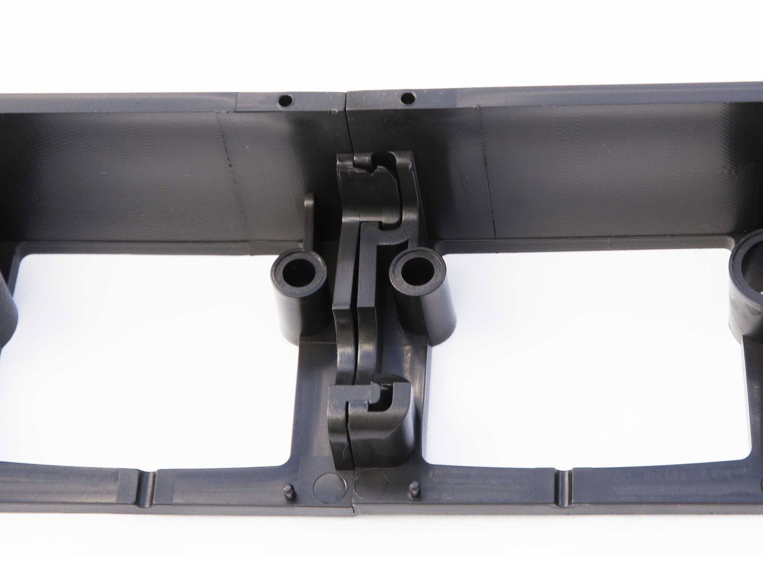 Detalje af sort plastbeslag med beslag og huller