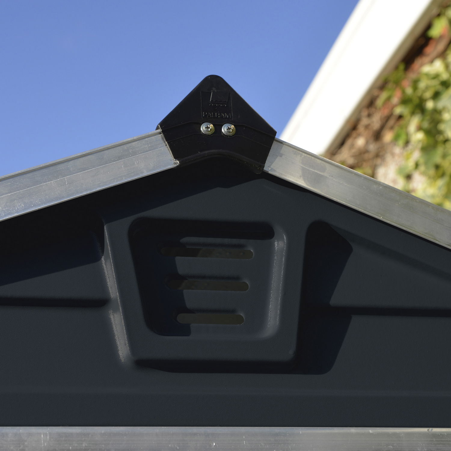 Ventileret gavl på metal redskabsskur