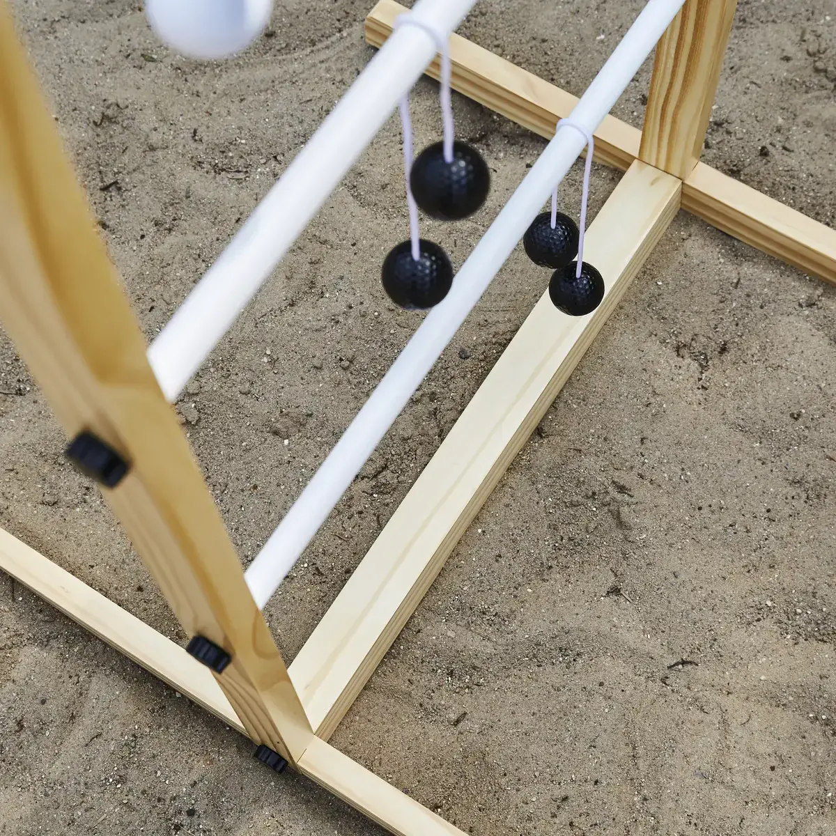 Træ-stigegolf med kugler i sandet