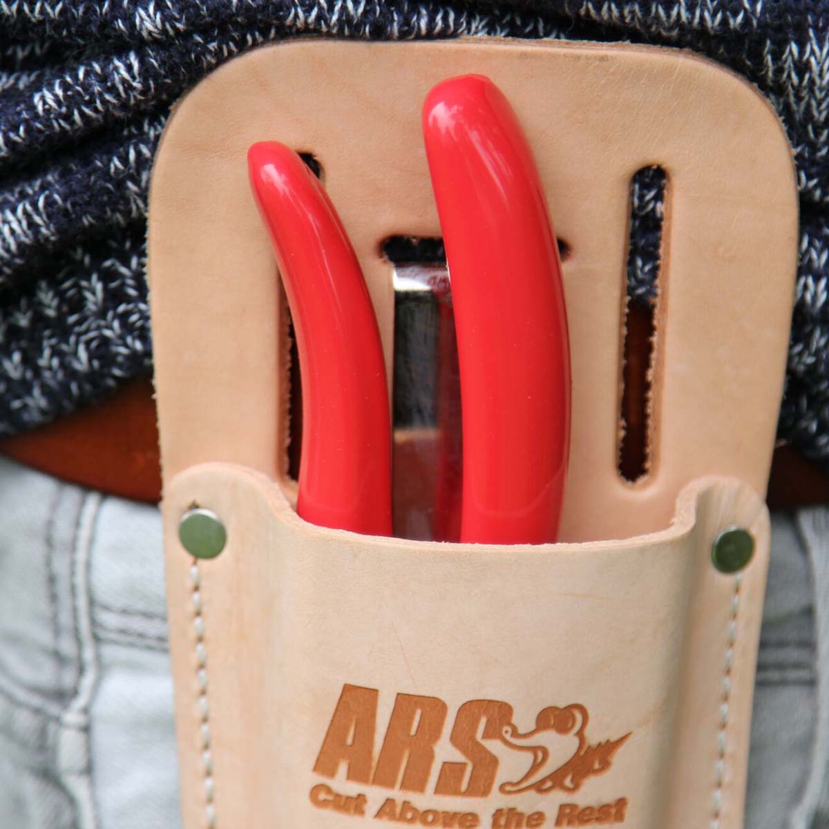 Rød ARS beskæresaks i læderhylster på bælte