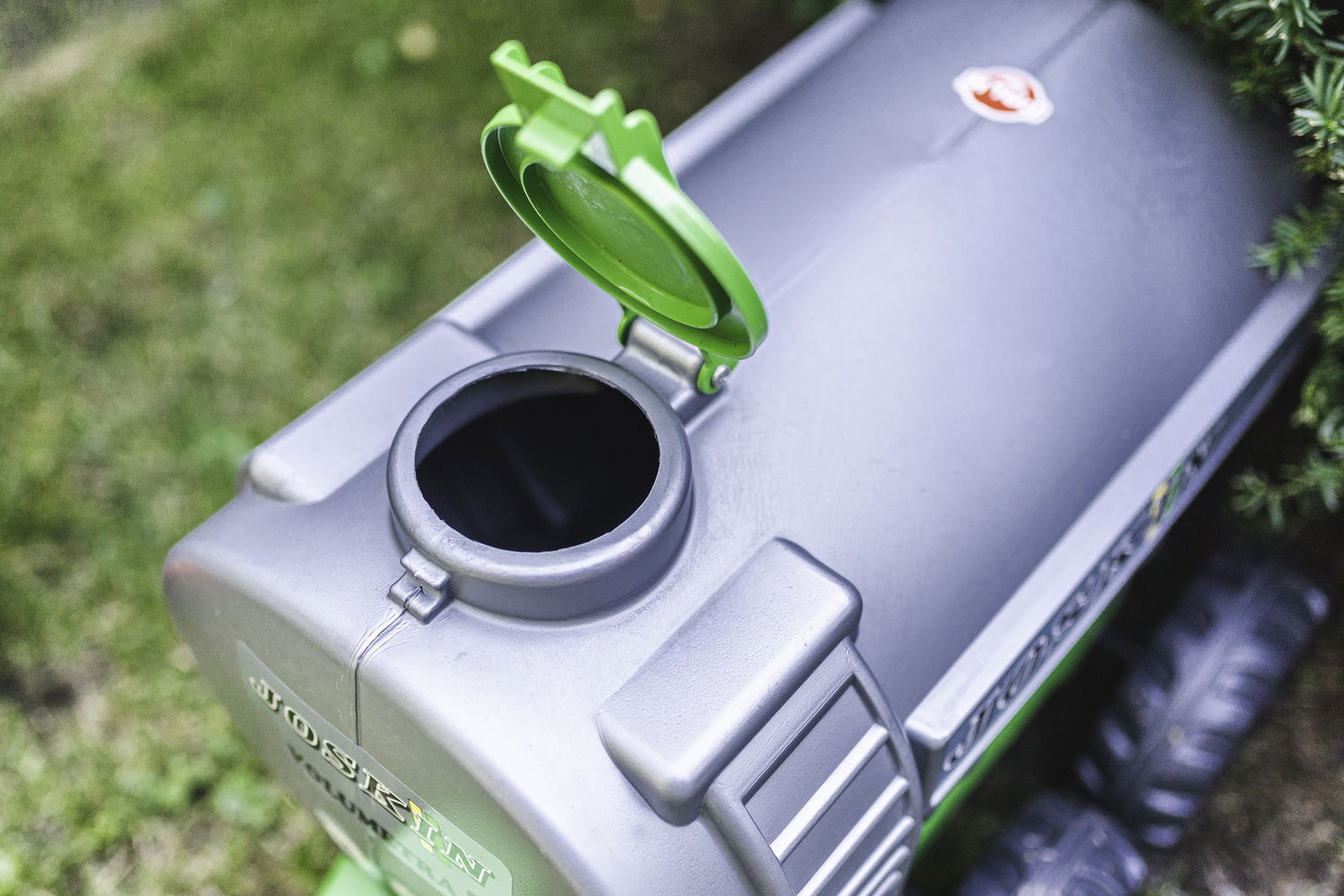 Grå legetøjsgylletank med grønt åbent låg