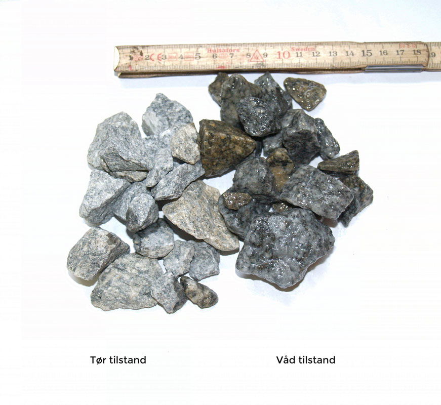 Grå sten i tør og våd tilstand med lineal