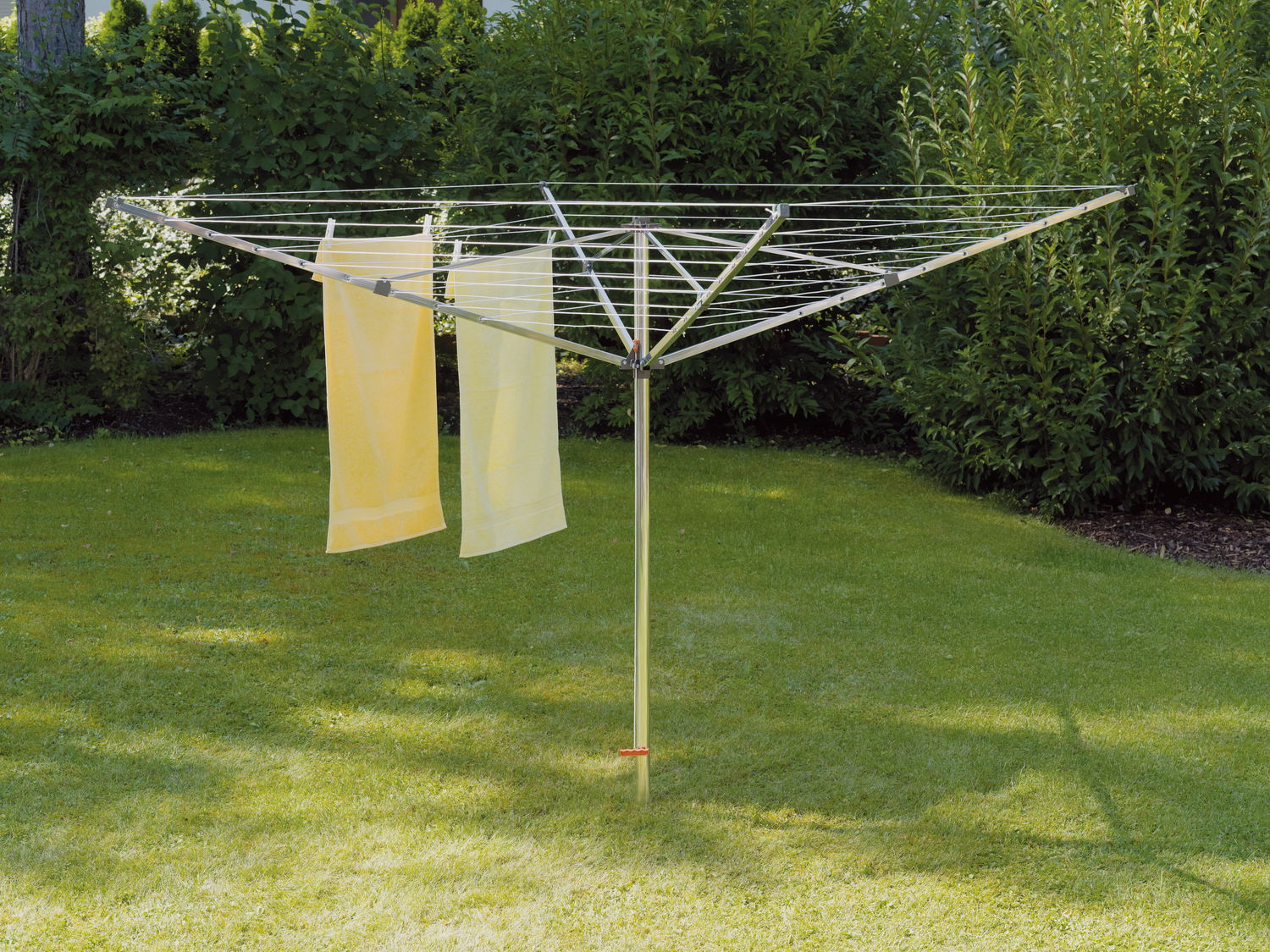 Roterende tørrestativ i have med håndklæder