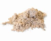 Bunke beige sand på hvid baggrund