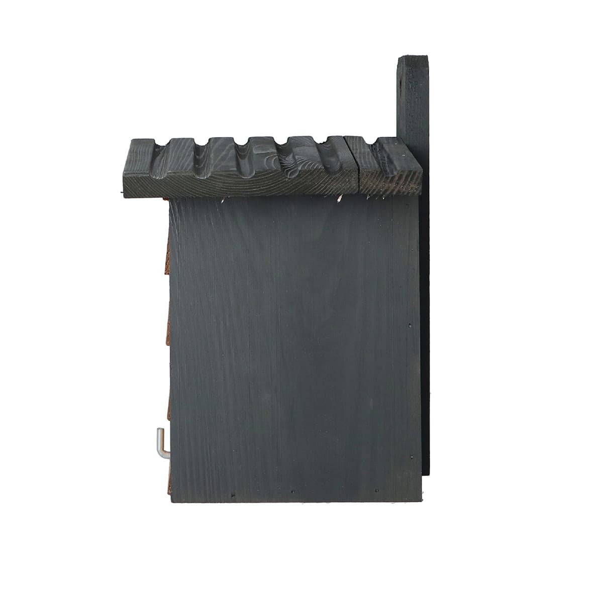 Sidevisning af sort træfuglekasse til haven