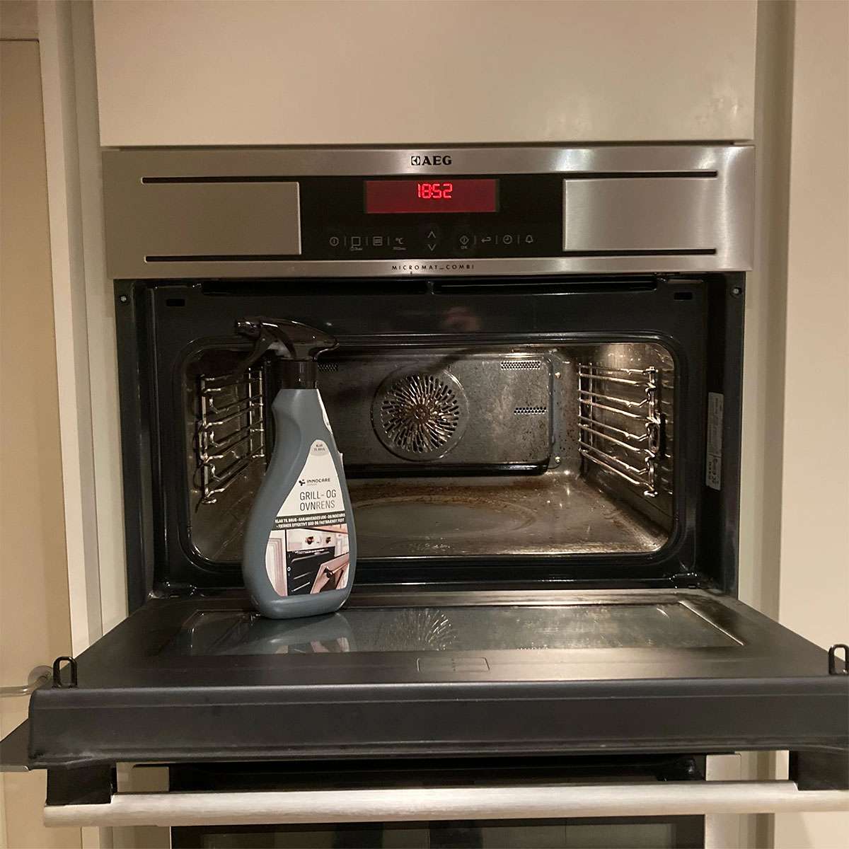 Flaske grill- og ovnrens foran åben ovn