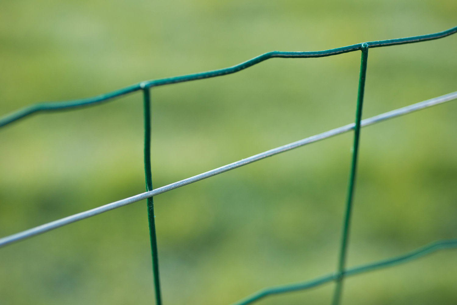 Galvaniseret hegnstråd Ø0,9/1,4 mm x 30 m – Metalex Nature Galvaniseret hegnstråd Metalex Ø0,9/1,4 mm x 30 m, fleksibel og let tråd til opbinding, montering af net og lettere hegnsopgaver; galvaniseret stål (billede viser grøn PVC-belægning på hegnstråde)
