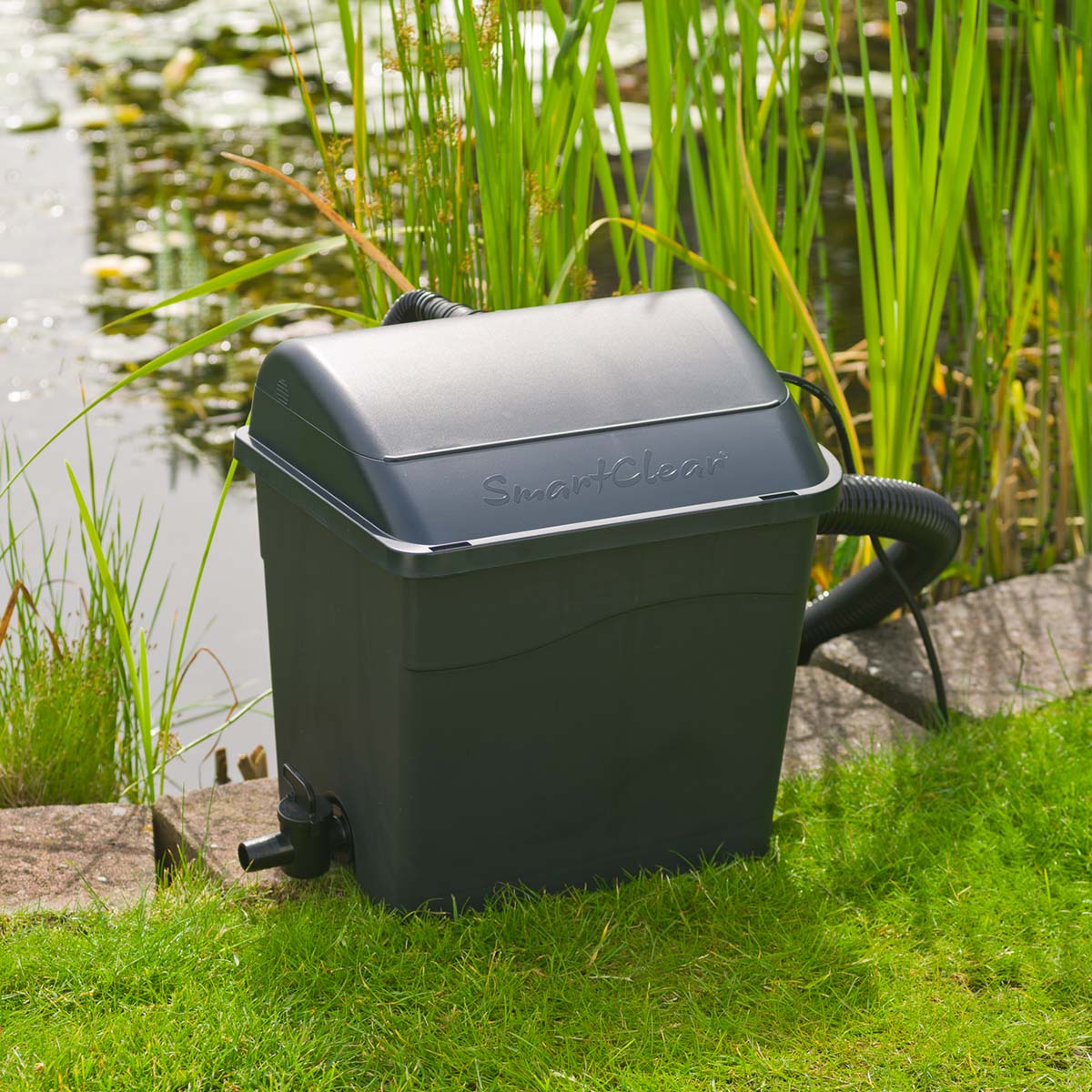 SmartClear filter til havedam placeret ved dammen