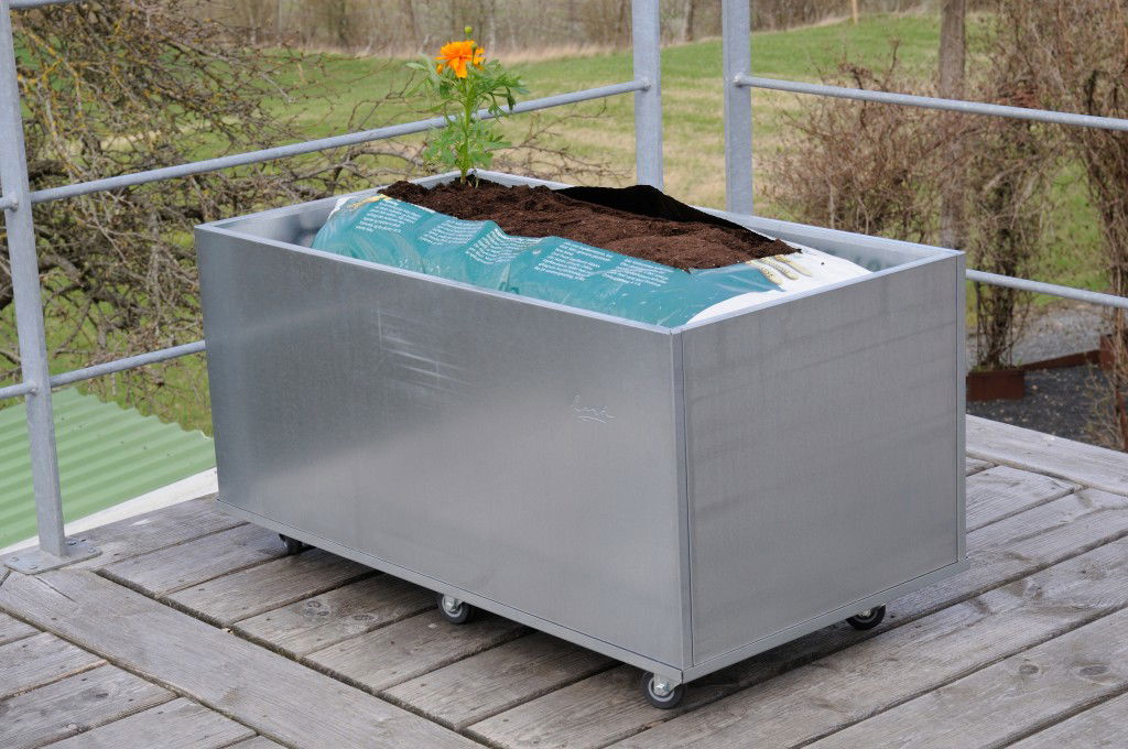 Rektangulært galvaniseret højbed på hjul med plante
