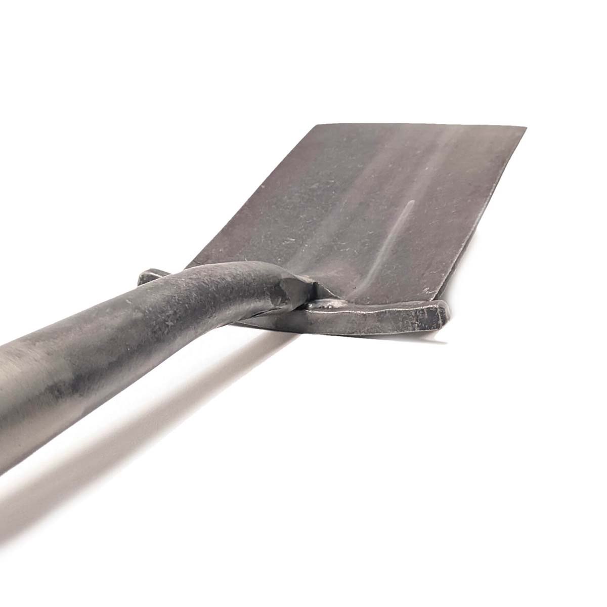 Nærbillede af robust flad metalskovl