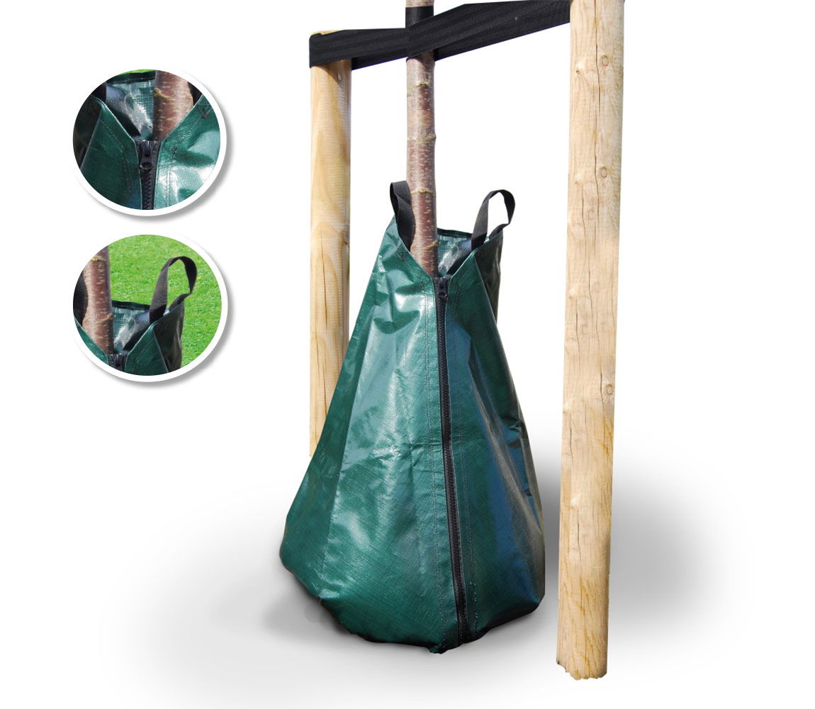 Grøn vandingspose med lynlås omkring træstamme