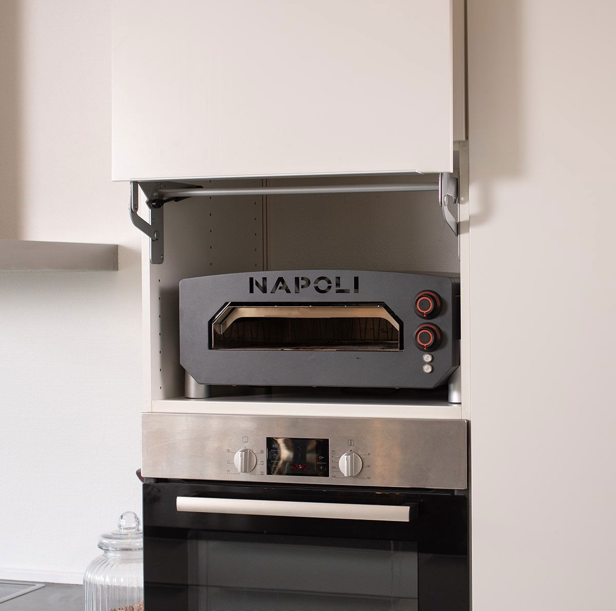 Sort NAPOLI pizzaovn placeret i køkkenskab