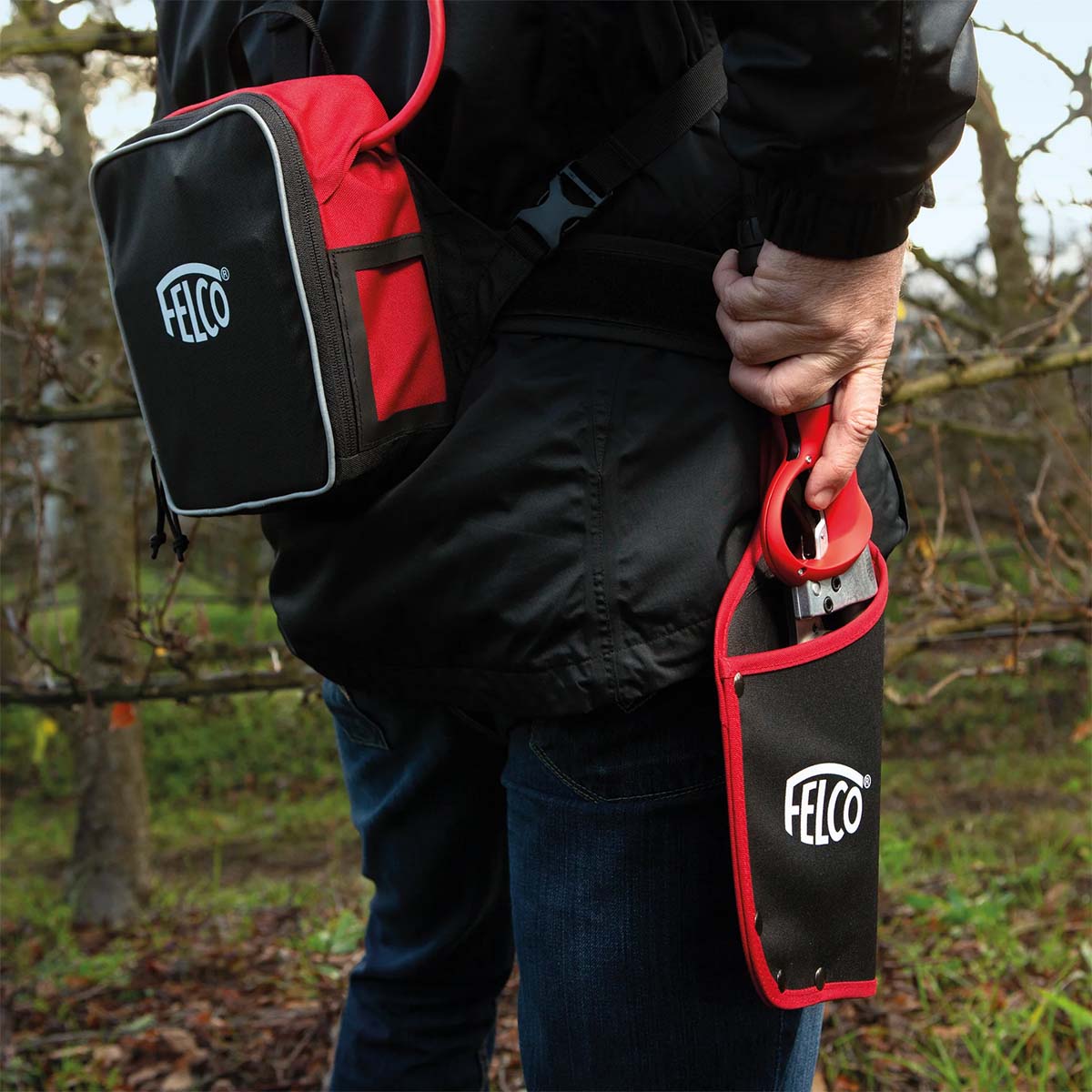 Person med FELCO beskæringssaks i hylster og taske