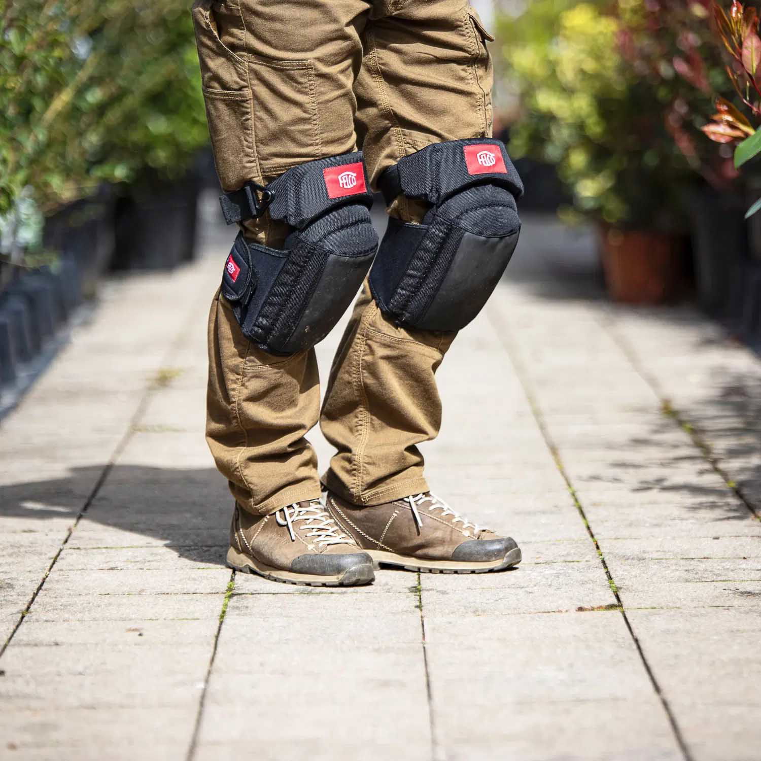 Mand med polstrede knæpuder på arbejdsbukser