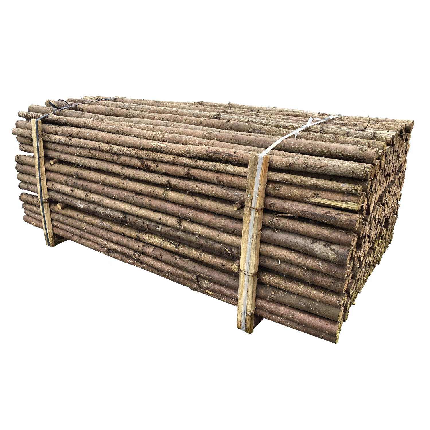 Bundtede runde træpæle stablet på palle